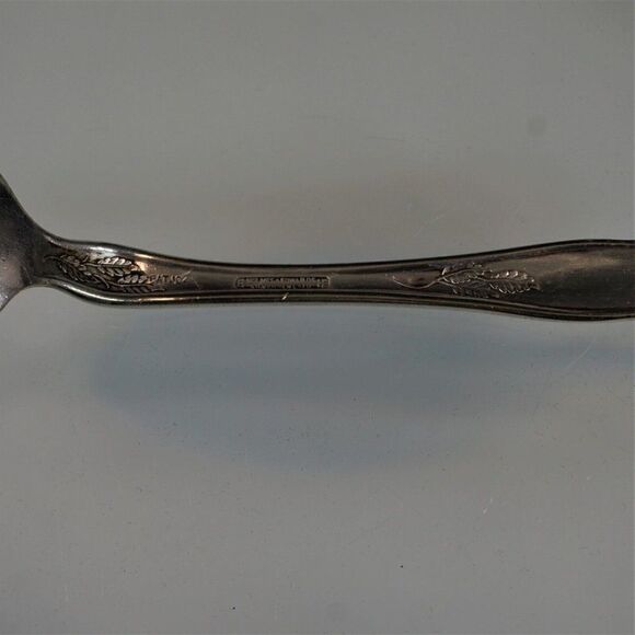 Dolly Madison 1911 Pattern Serving Spoon Silver Inlaid by Holmes & Edwards - Picture 8 of 10